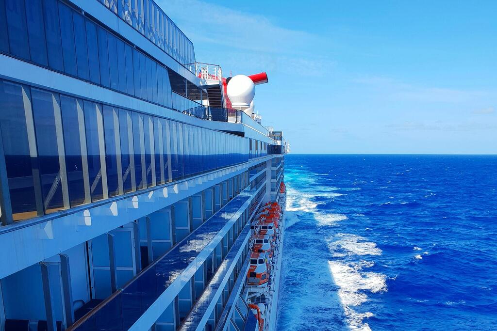 Un crucero navega en alta mar.